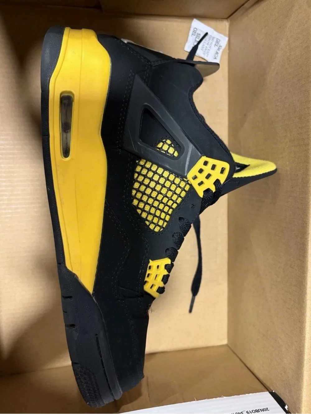 Air Jordan 4 Retro Black & Yellow - 7.5 men’s